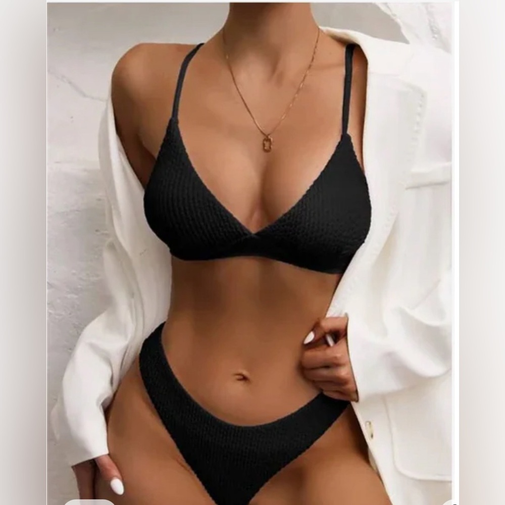 Florakini 2 pc bikini Crinkle V-Neck Bralette
🔥High-Cut Bikini SZ: L /Black EUC